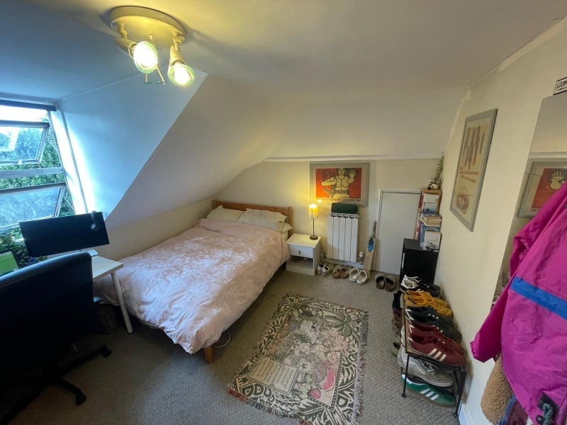 Room Hartham Road in Greater London