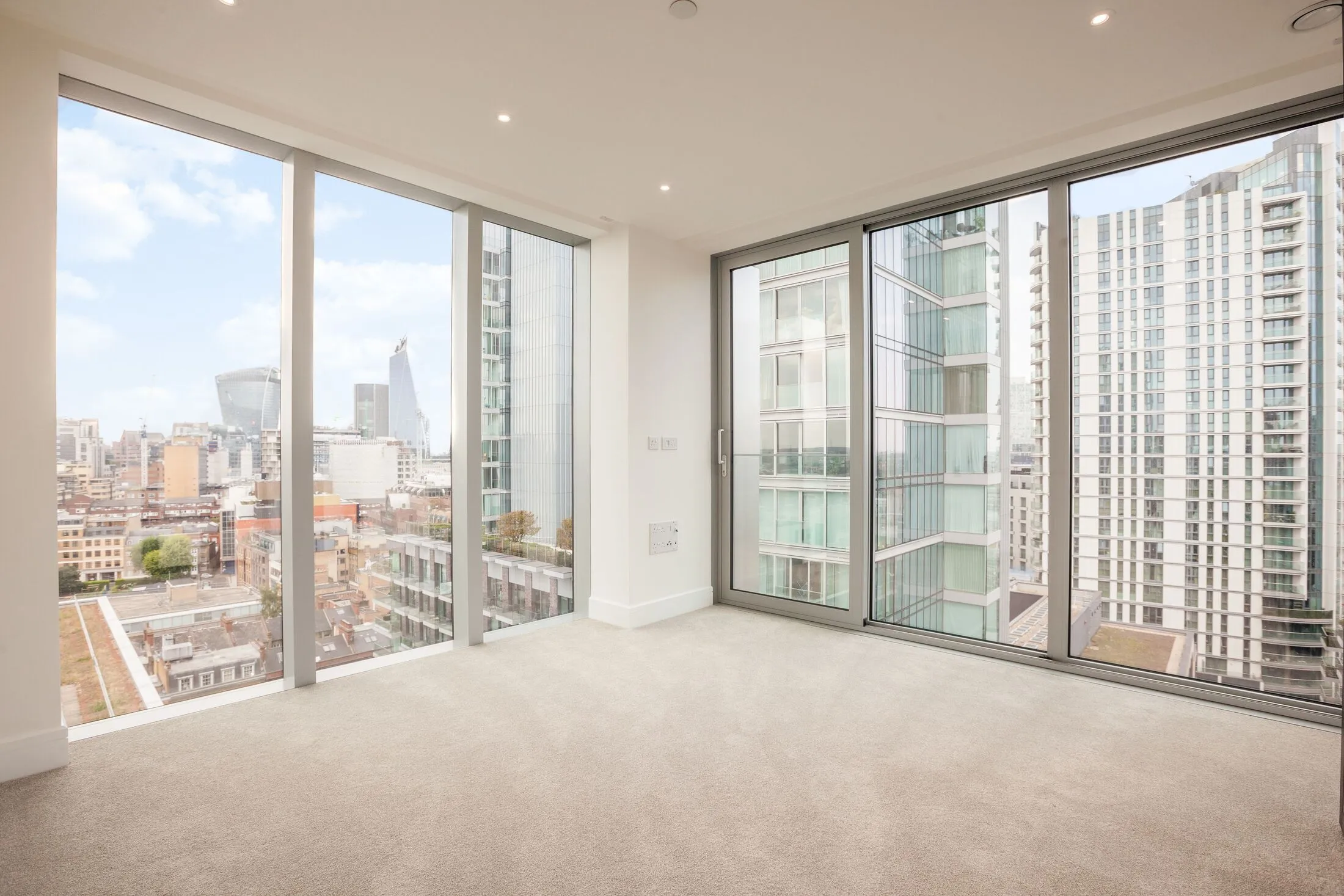 Flat Mansell Street in Greater London
