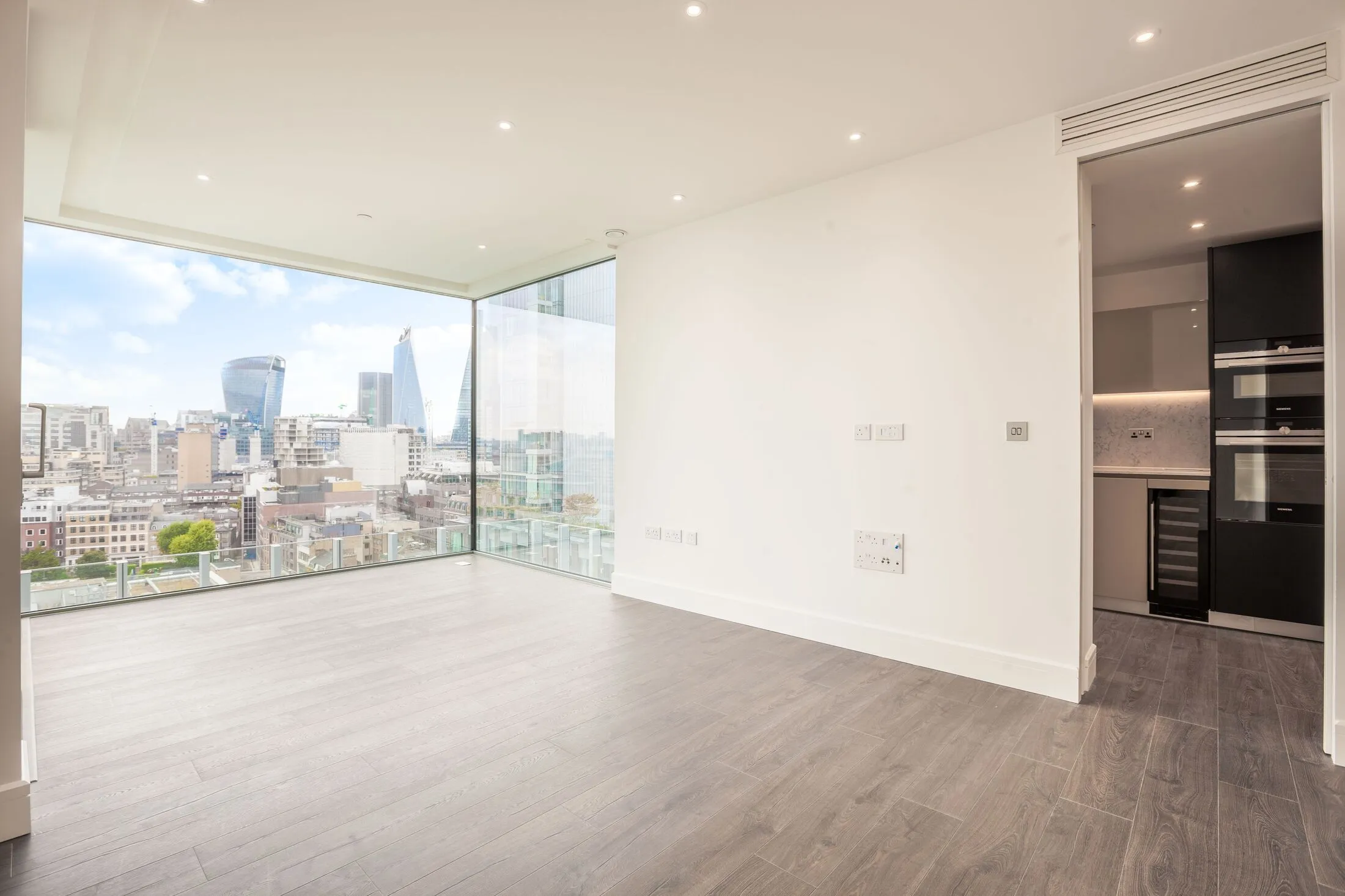 Flat Mansell Street in Greater London