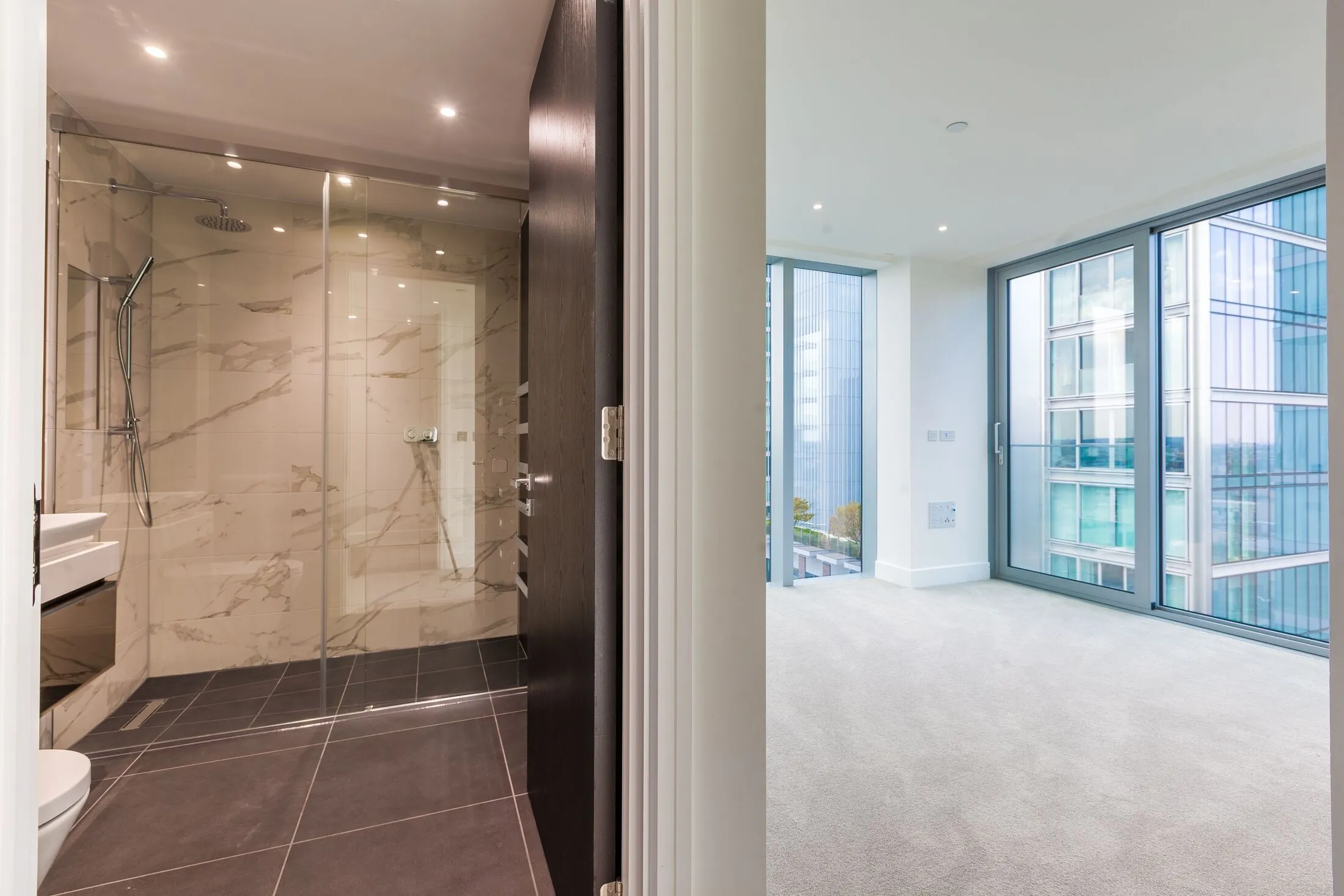 Flat Mansell Street in Greater London