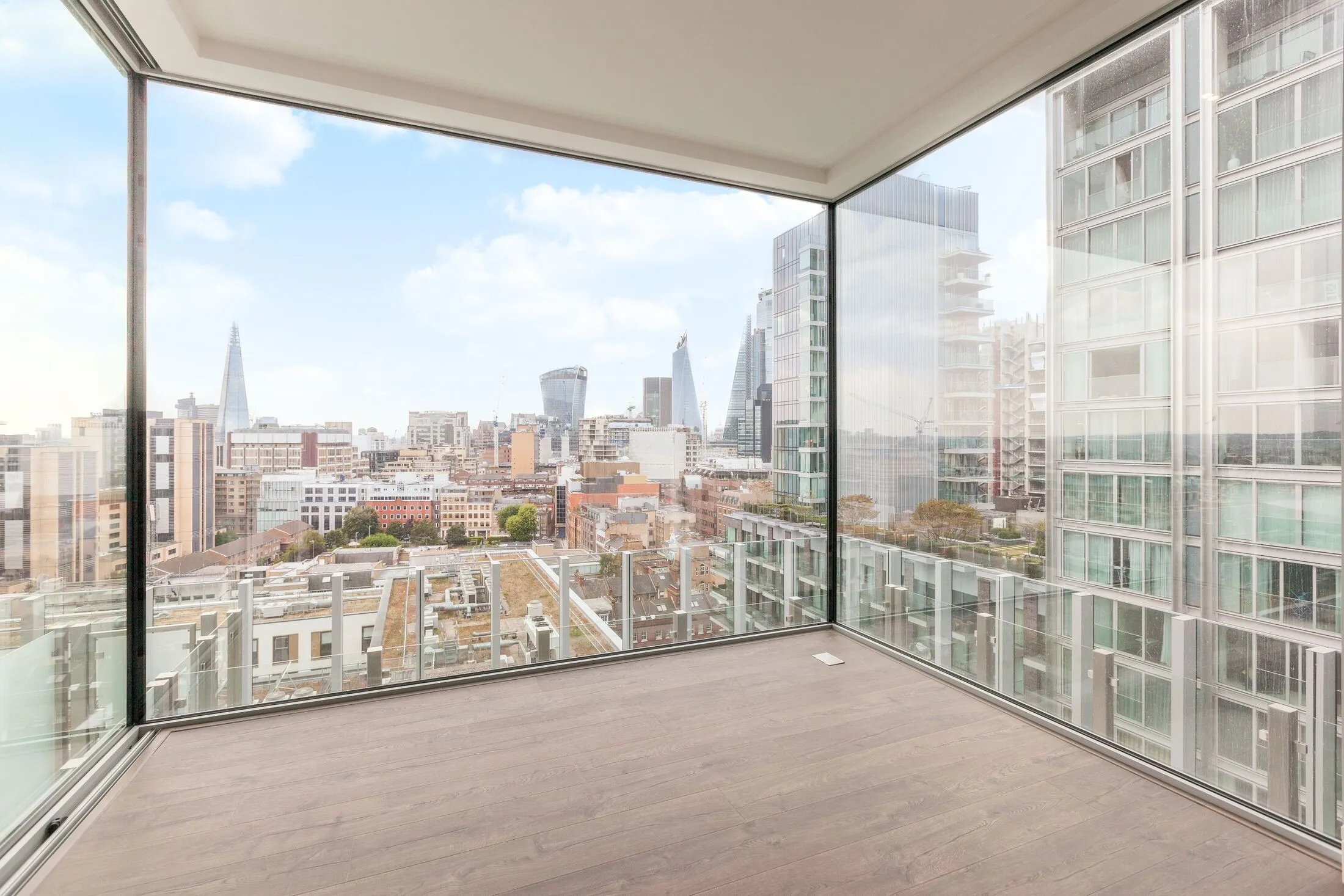 Flat Mansell Street in Greater London