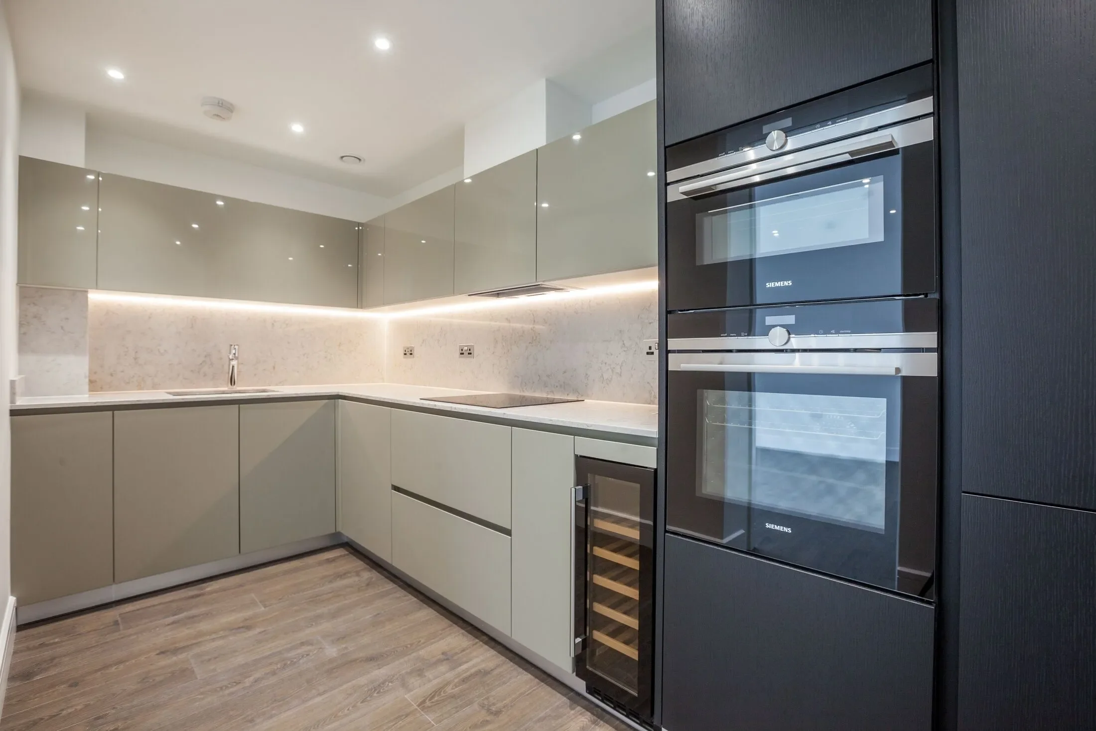 Flat Mansell Street in Greater London