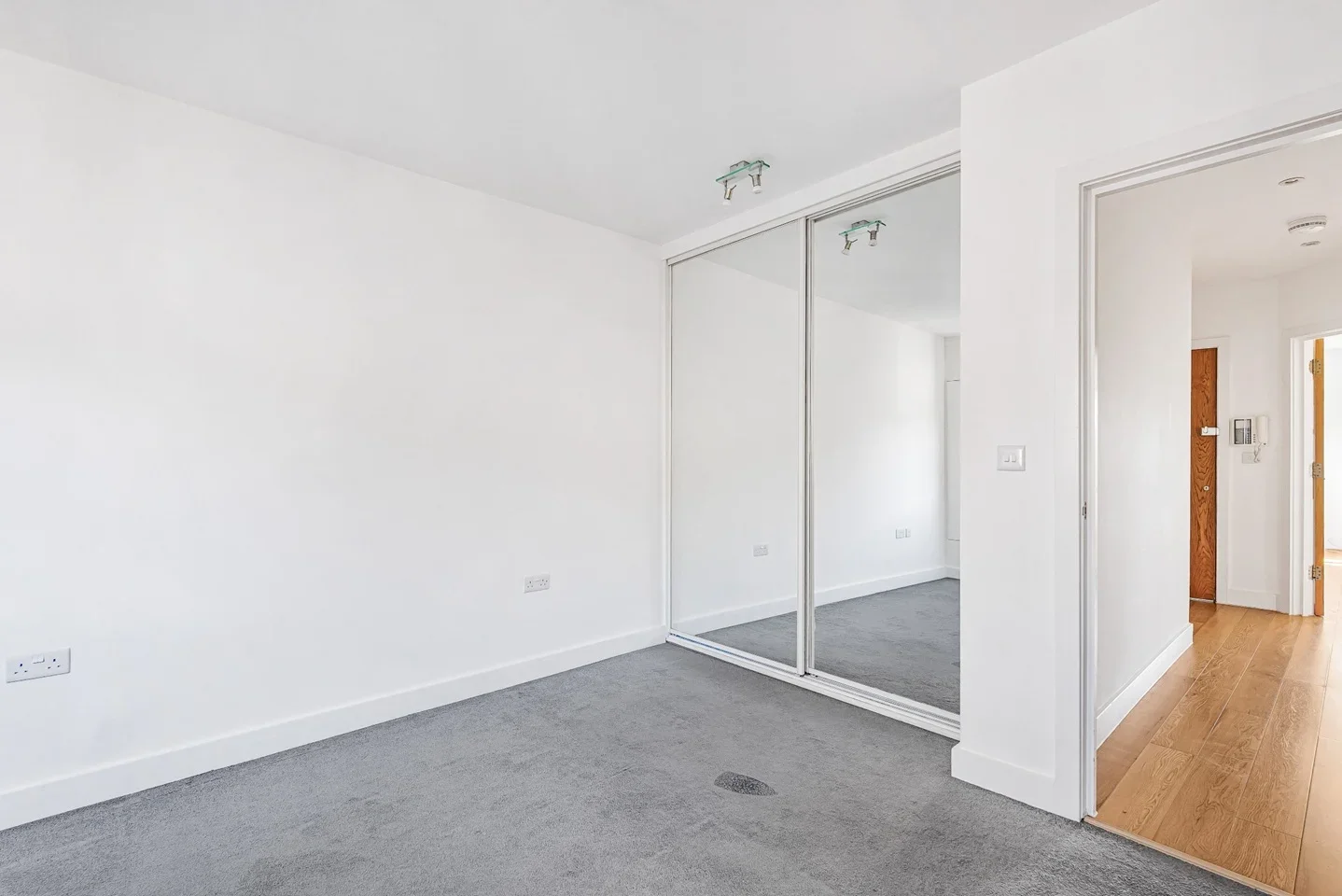 Flat Ealing Green in Greater London