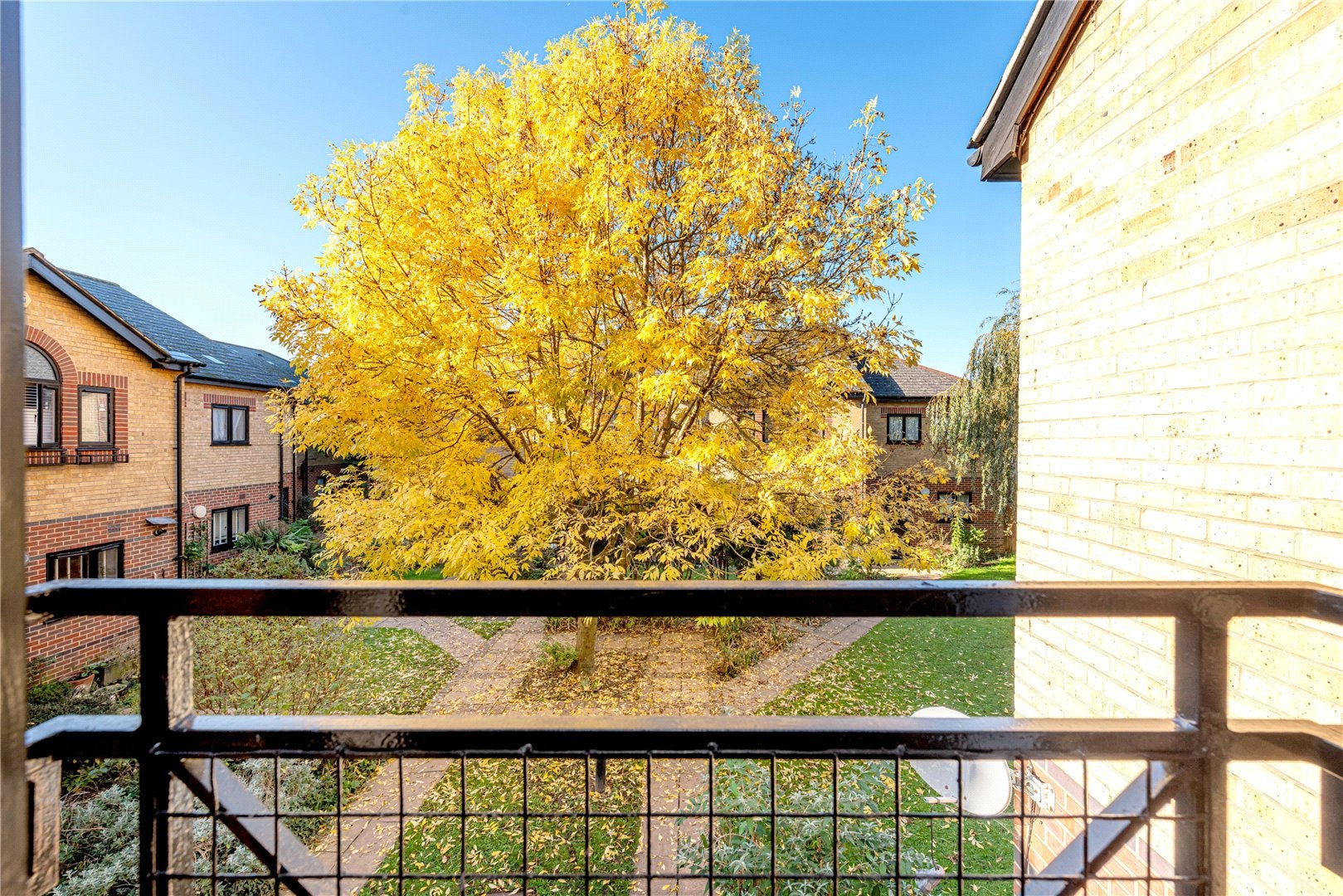 Flat Dalgarno Gardens in Greater London