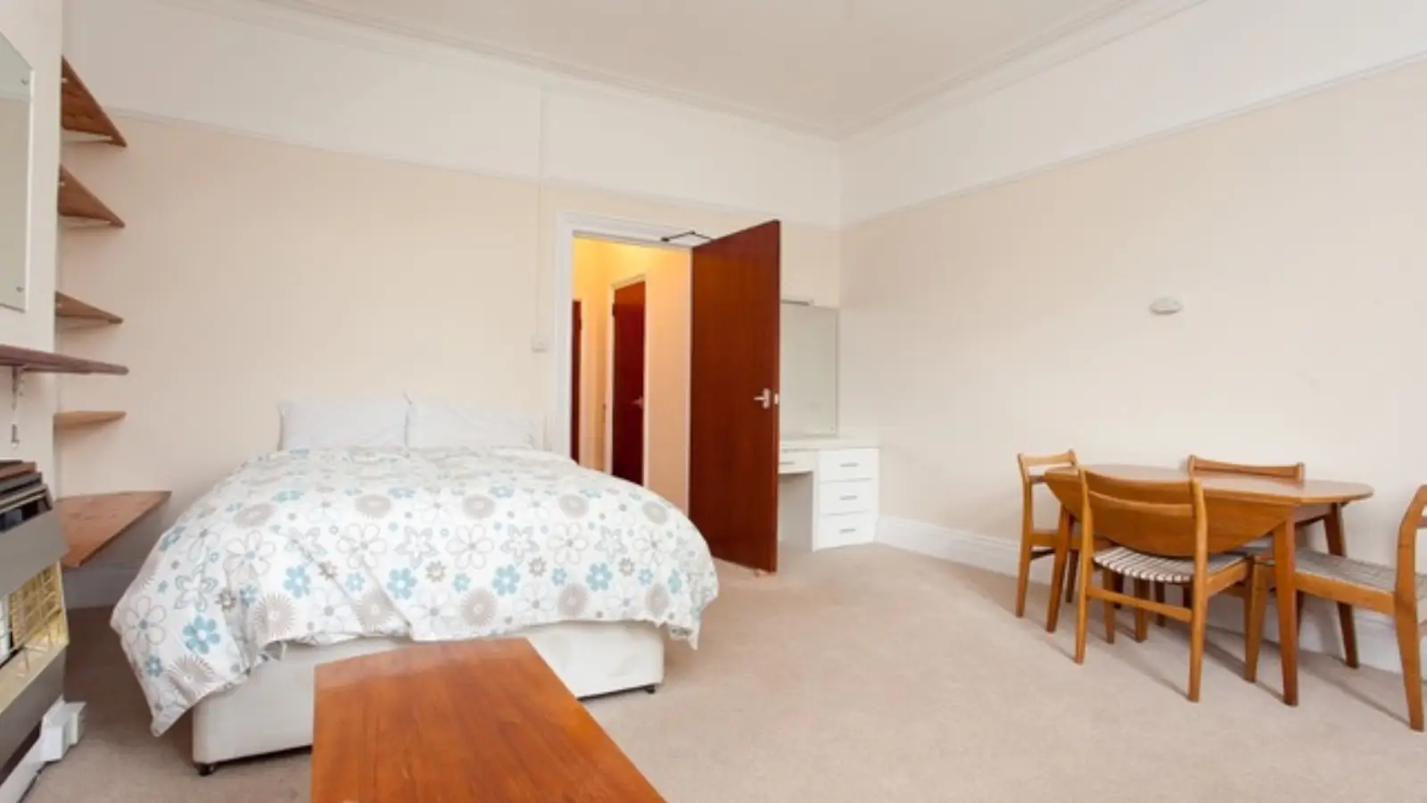 Flat Queensdale Place in Greater London