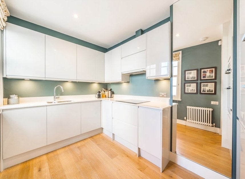 Flat Kensington Court in Greater London