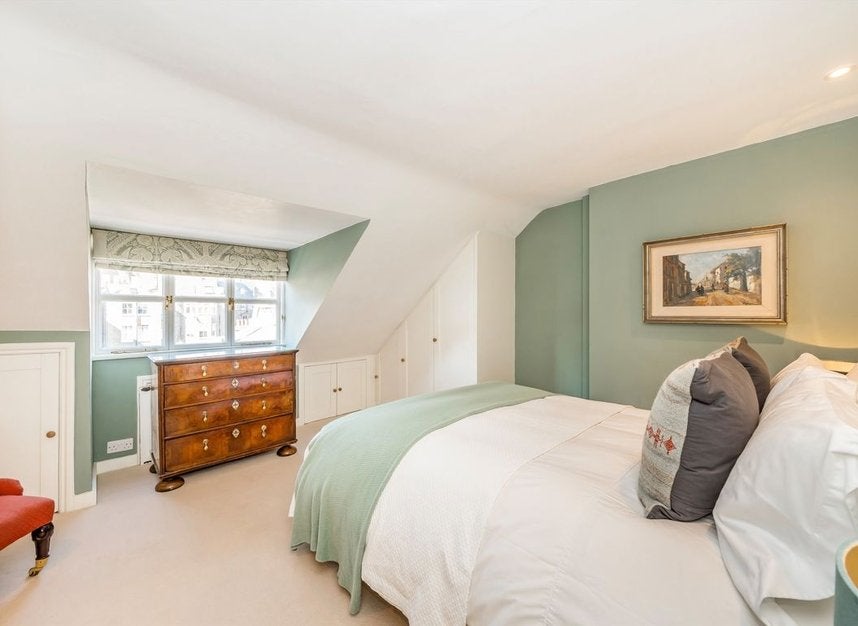 Flat Kensington Court in Greater London