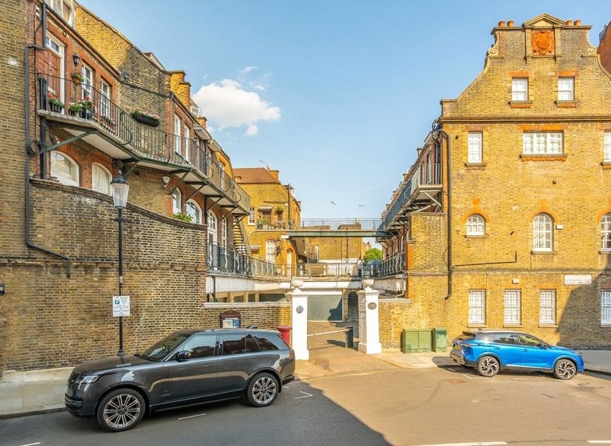 Flat Kensington Court in Greater London