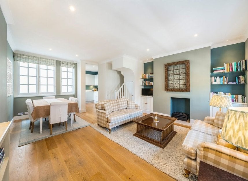 Flat Kensington Court in Greater London