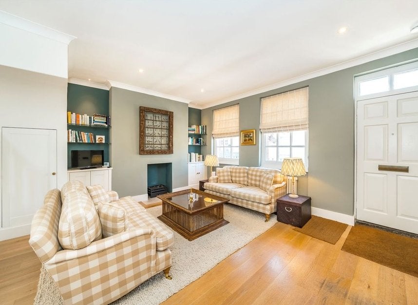 Flat Kensington Court in Greater London
