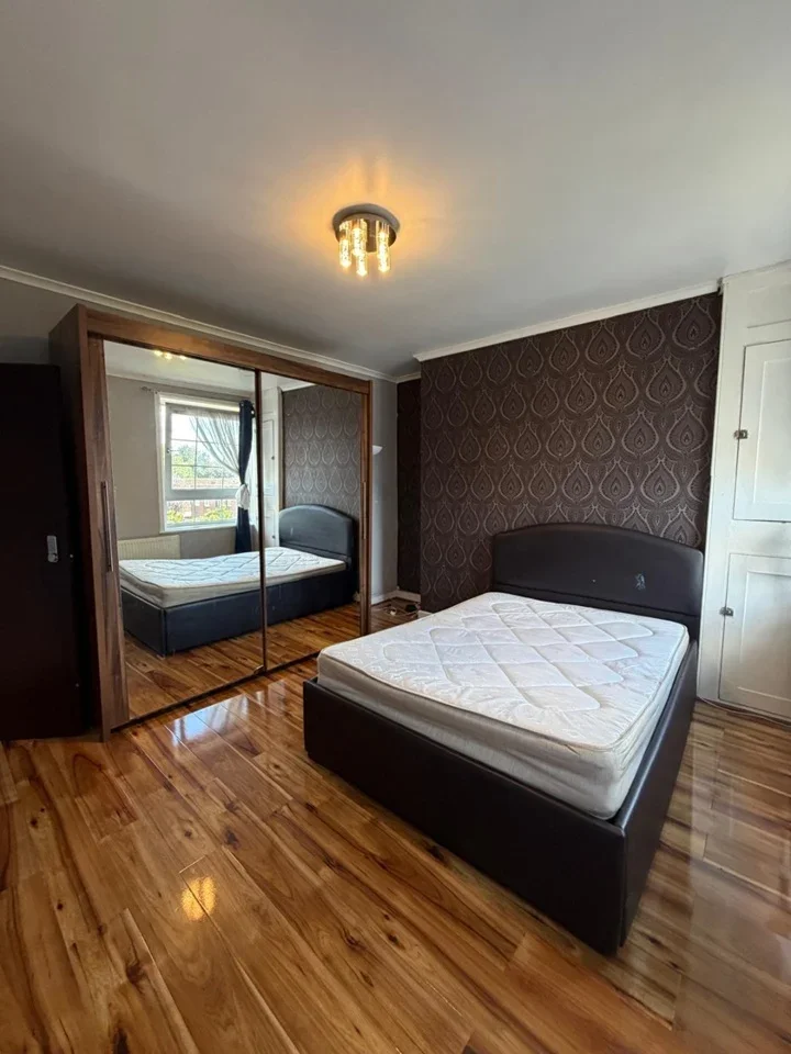 Room Saltwell Street in Greater London