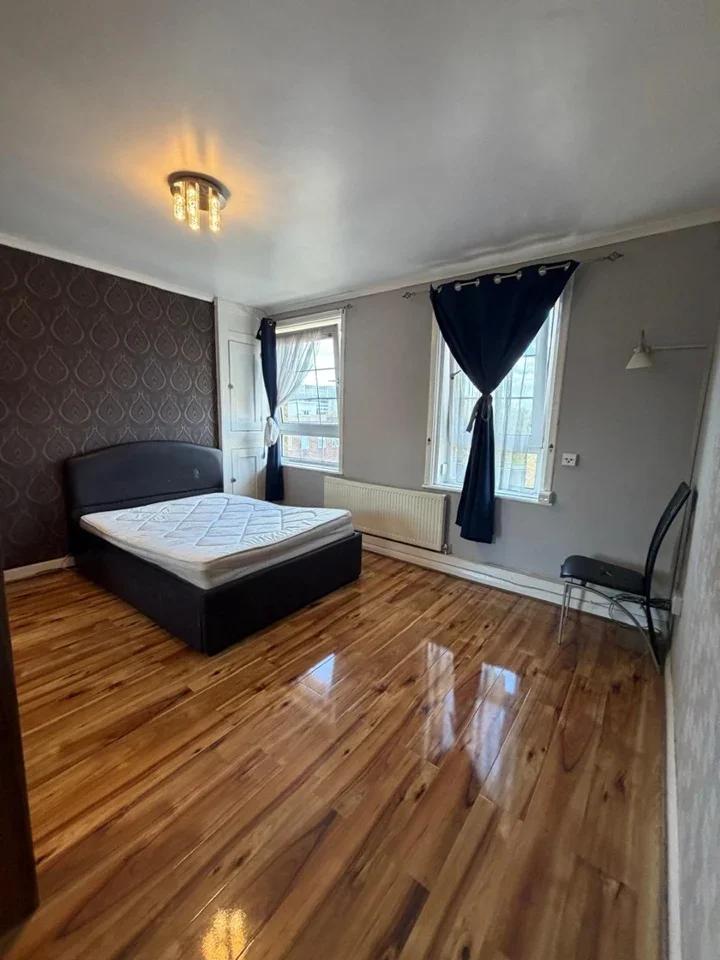 Room Saltwell Street in Greater London