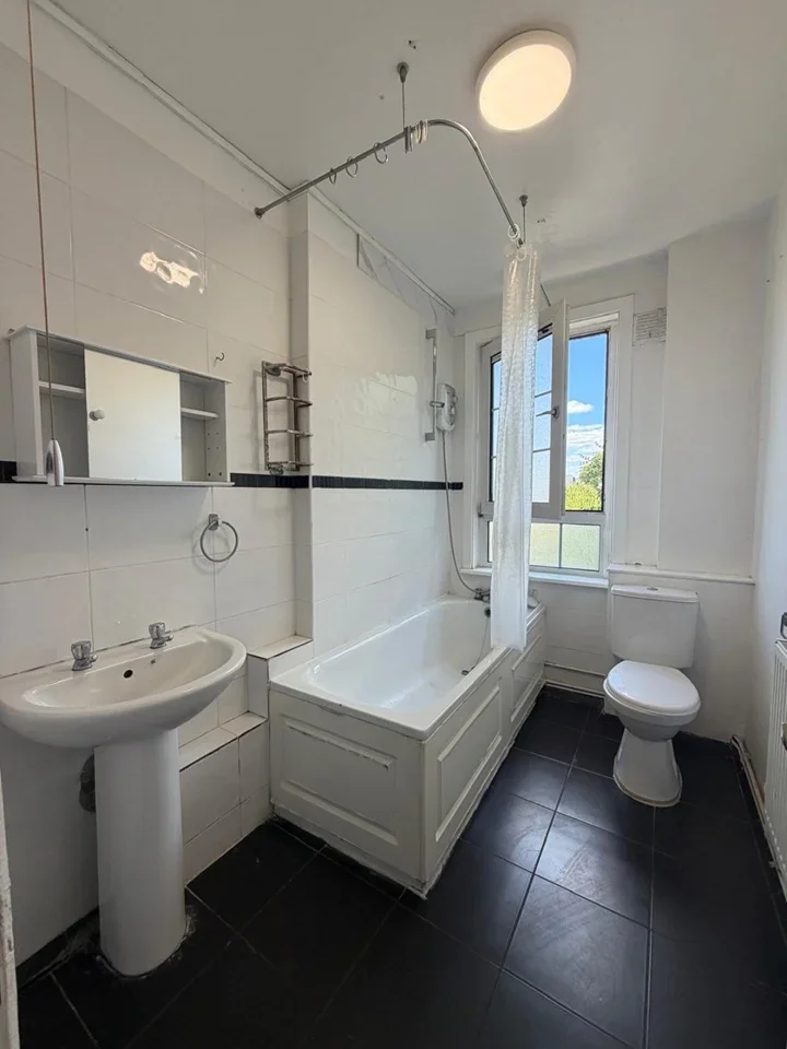 Room Saltwell Street in Greater London