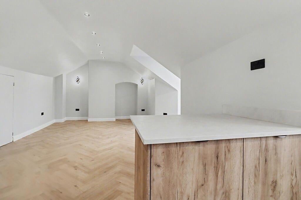 Flat Bulwer Road in Greater London