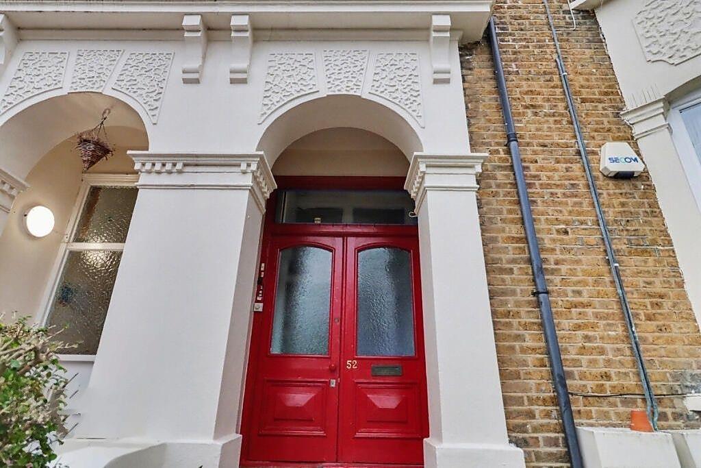 Flat Bulwer Road in Greater London