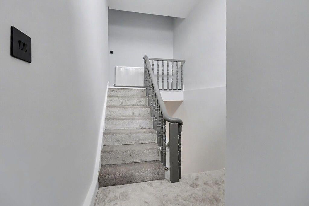 Flat Bulwer Road in Greater London