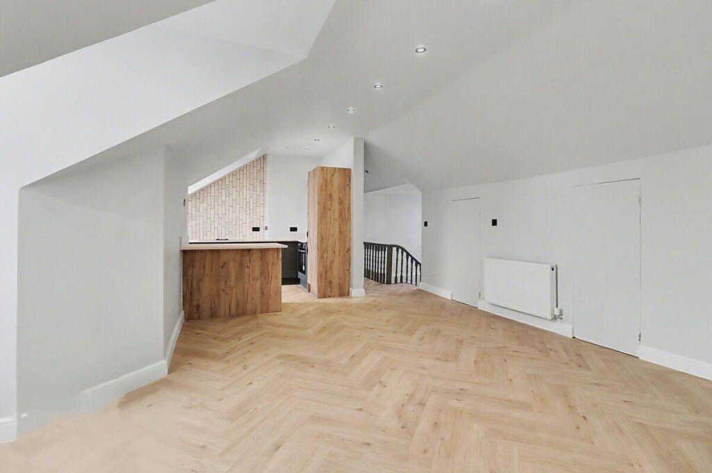 Flat Bulwer Road in Greater London