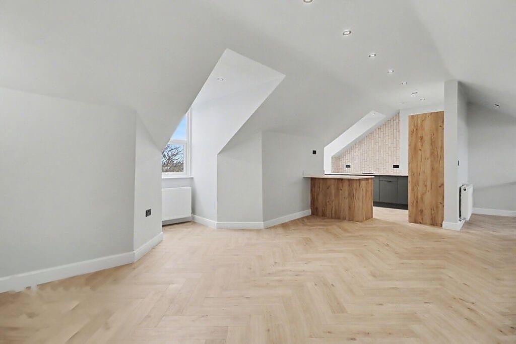 Flat Bulwer Road in Greater London