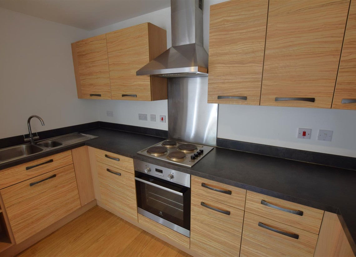 Flat Monticello Way in Coventry