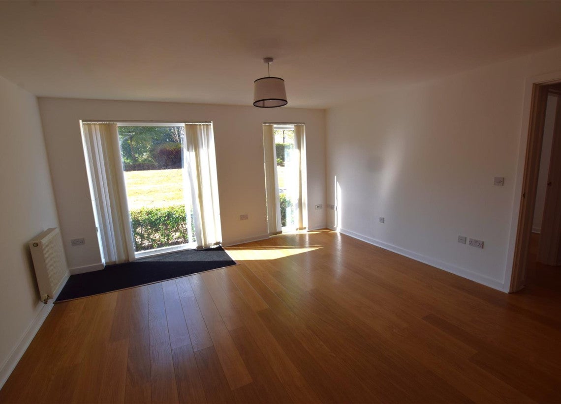 Flat Monticello Way in Coventry