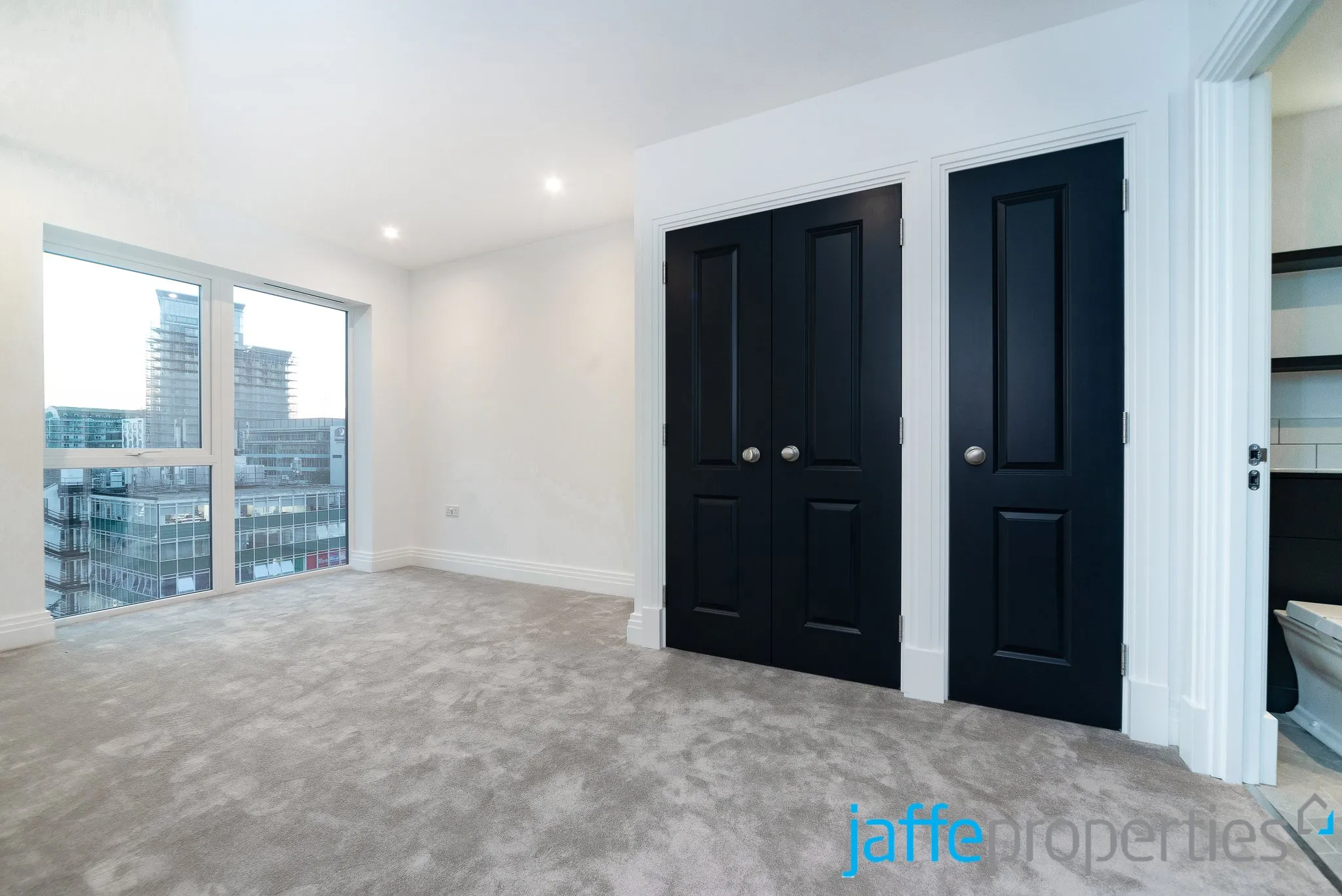 Flat New Broadway in Greater London