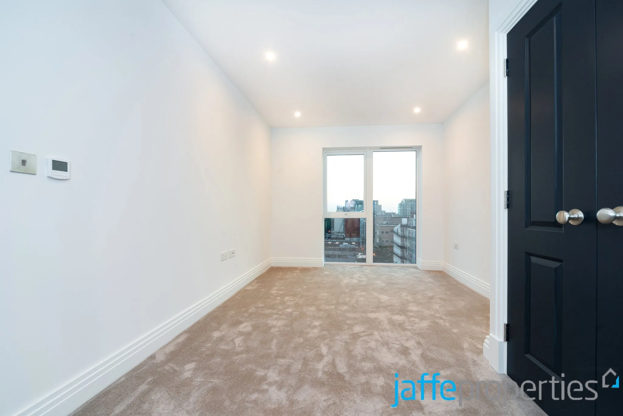 Flat New Broadway in Greater London