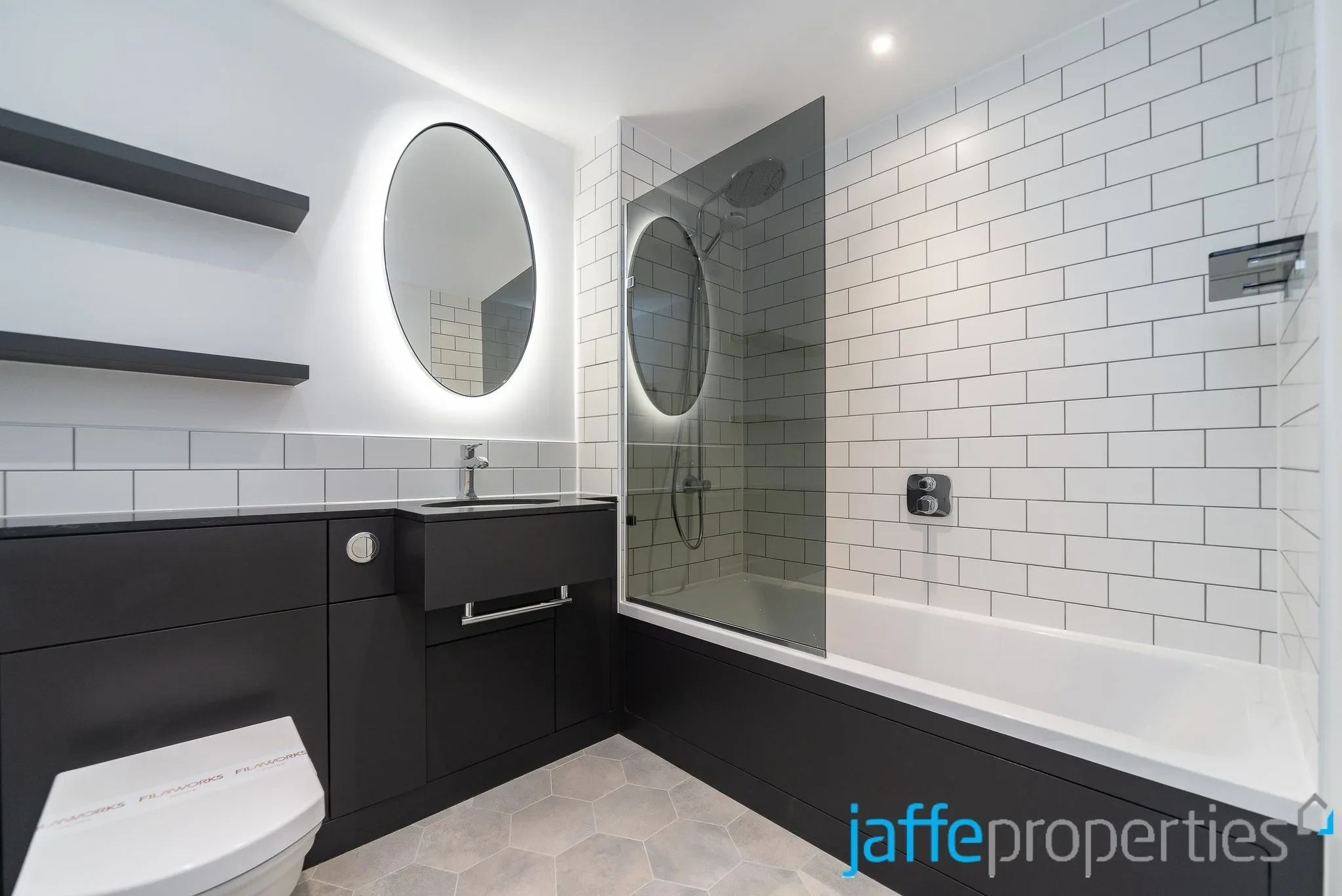 Flat New Broadway in Greater London