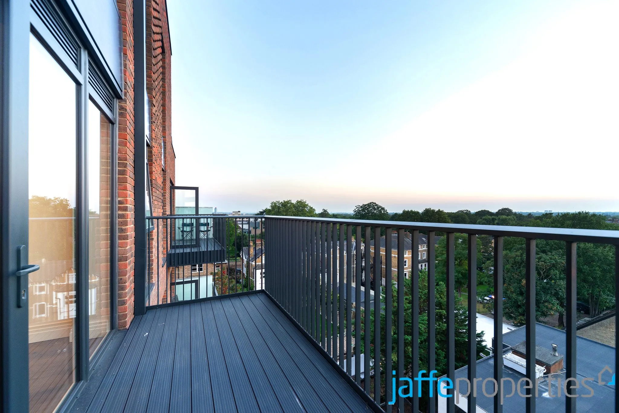 Flat New Broadway in Greater London