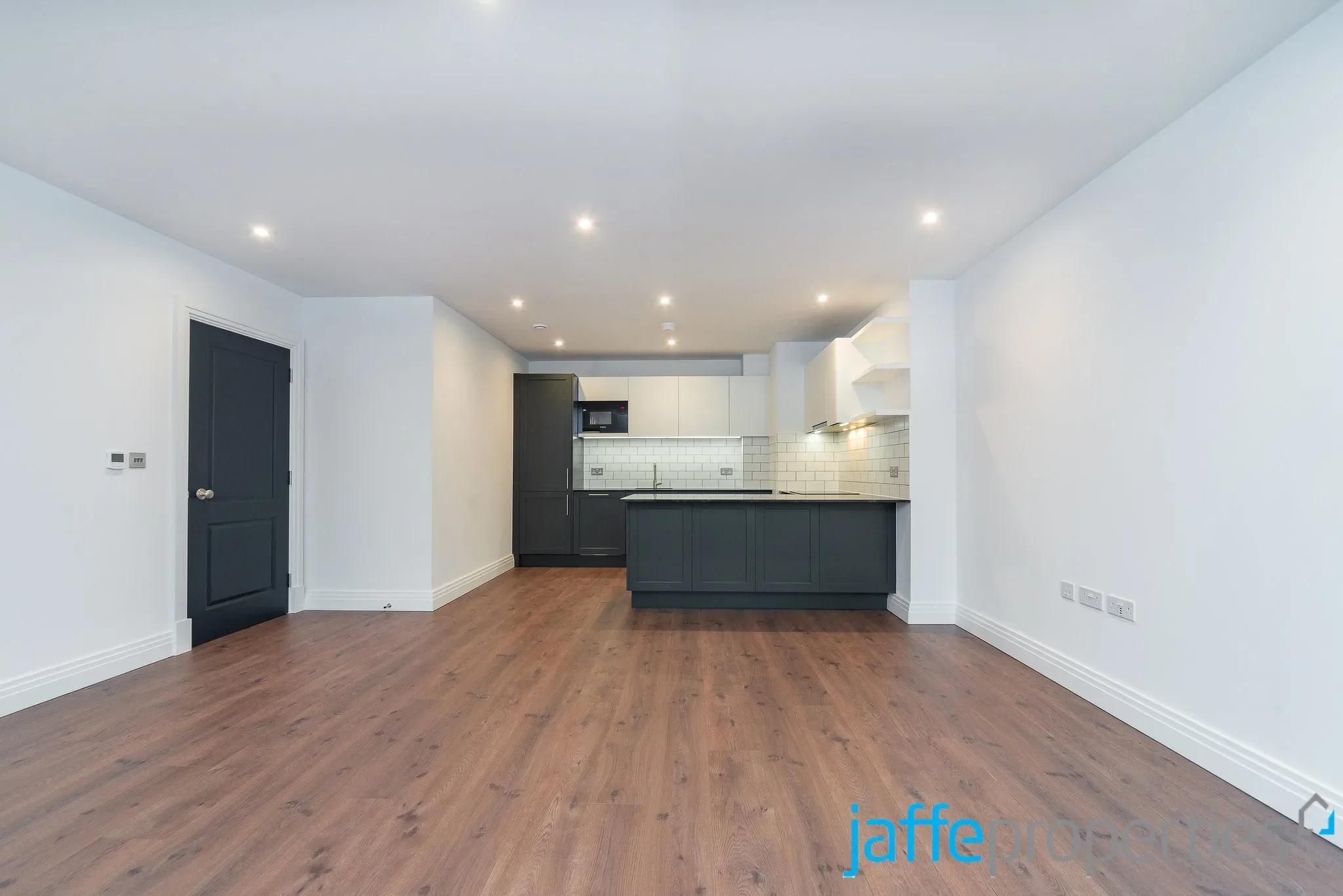 Flat New Broadway in Greater London