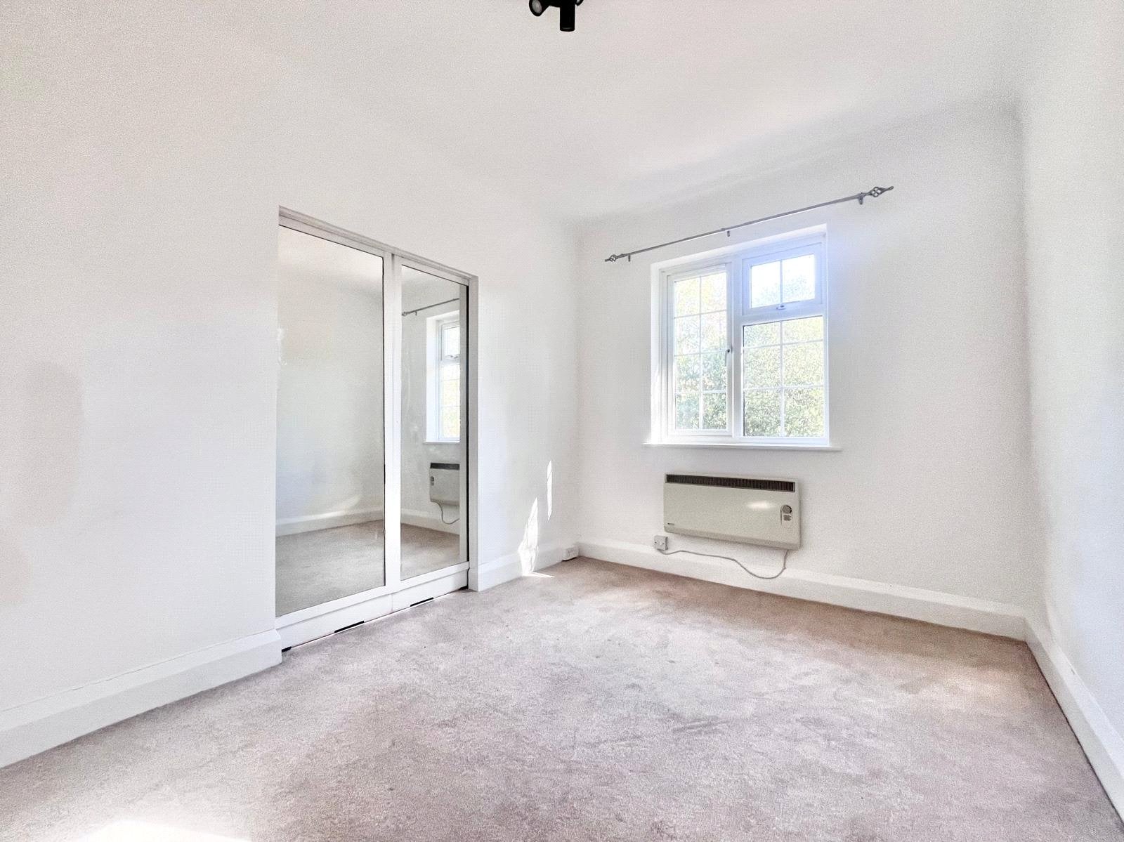 Flat Jordans Mews in Greater London
