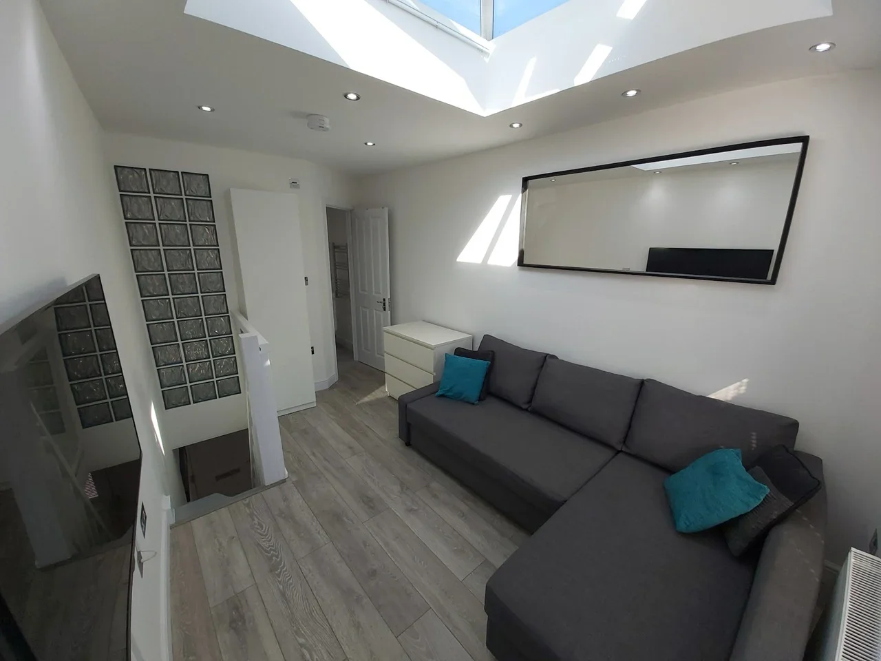 Flat Storers Quay in Greater London