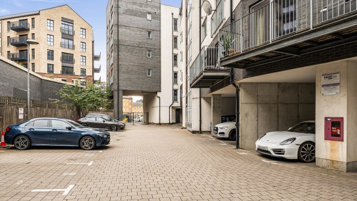 Flat Town Quay in Greater London