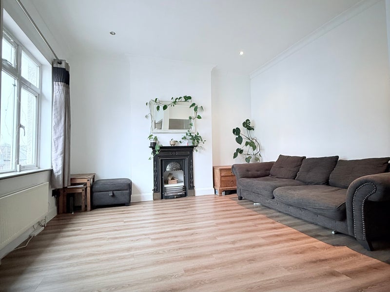 Flat Norwood Road in Greater London