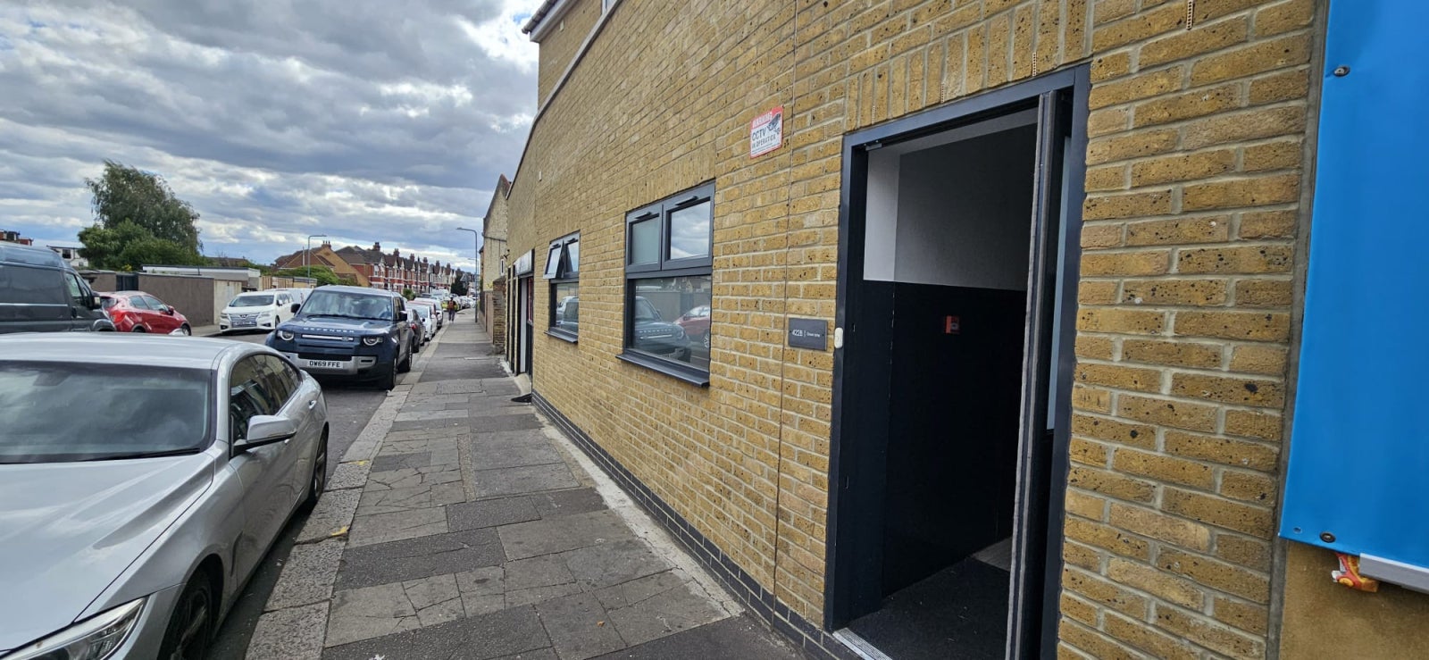 Flat Green Lane in Greater London
