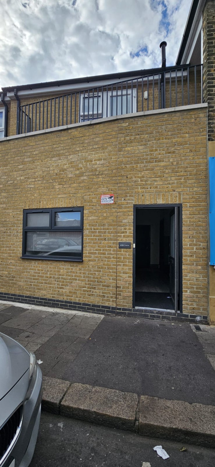 Flat Green Lane in Greater London