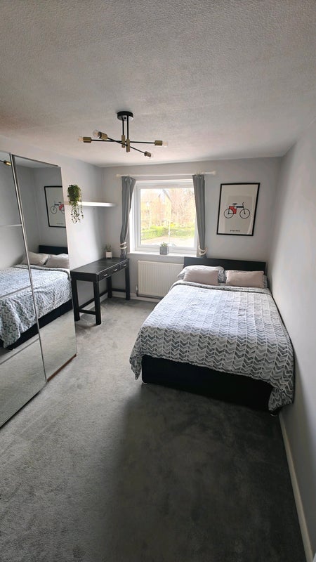 Flat Fox Lane in Greater London