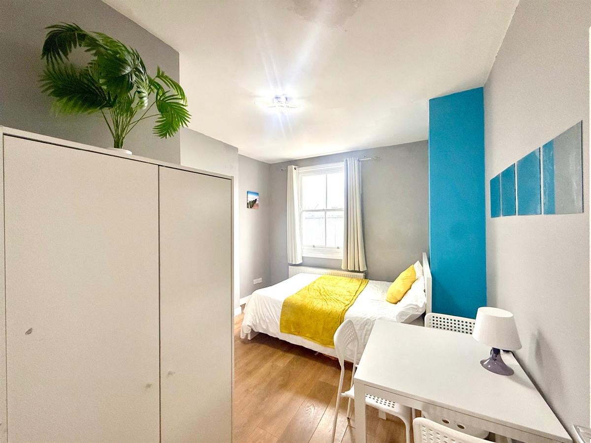 Flat Eversholt Street in Greater London