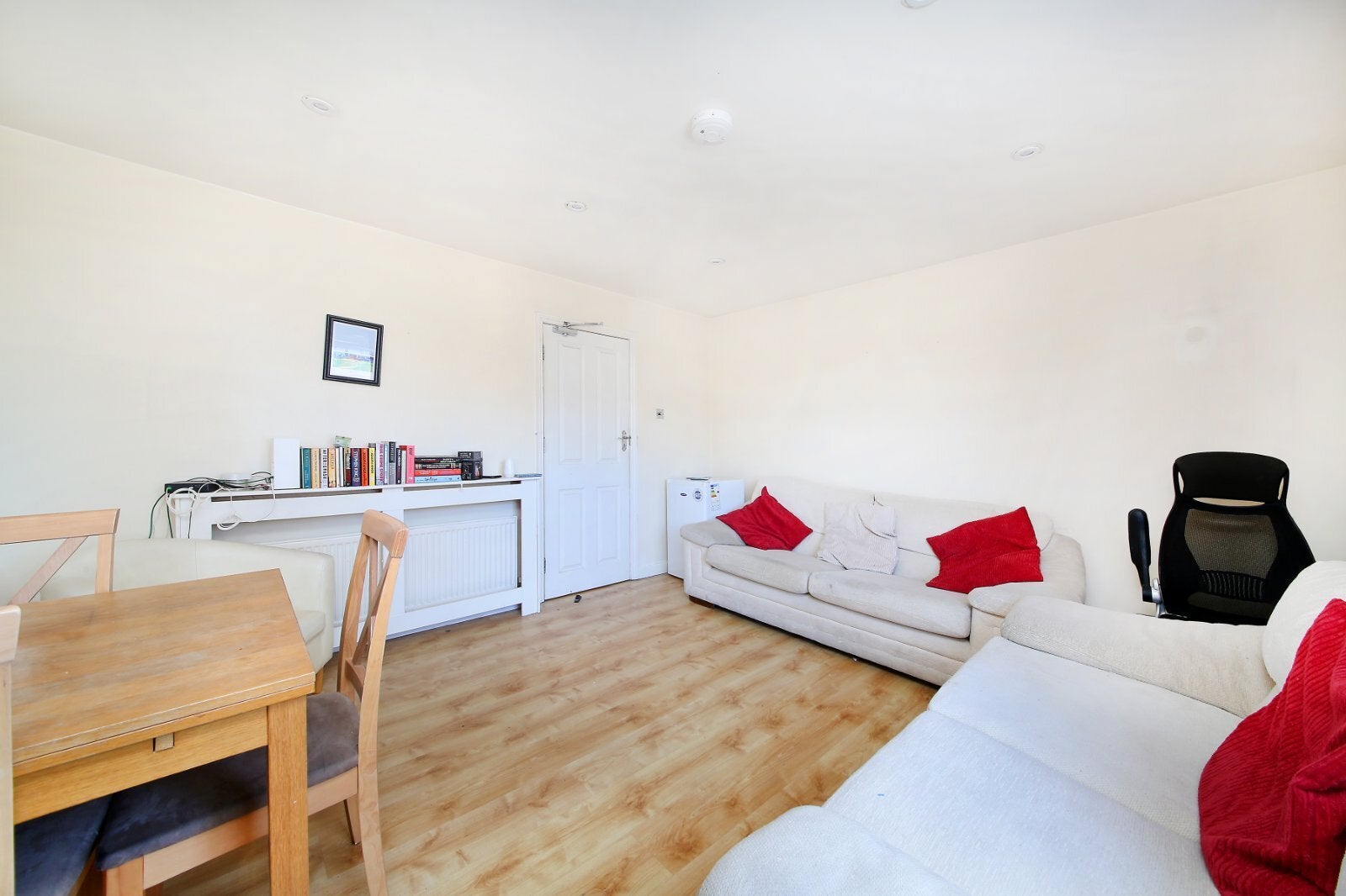 Flat Hazelhurst Road in Greater London