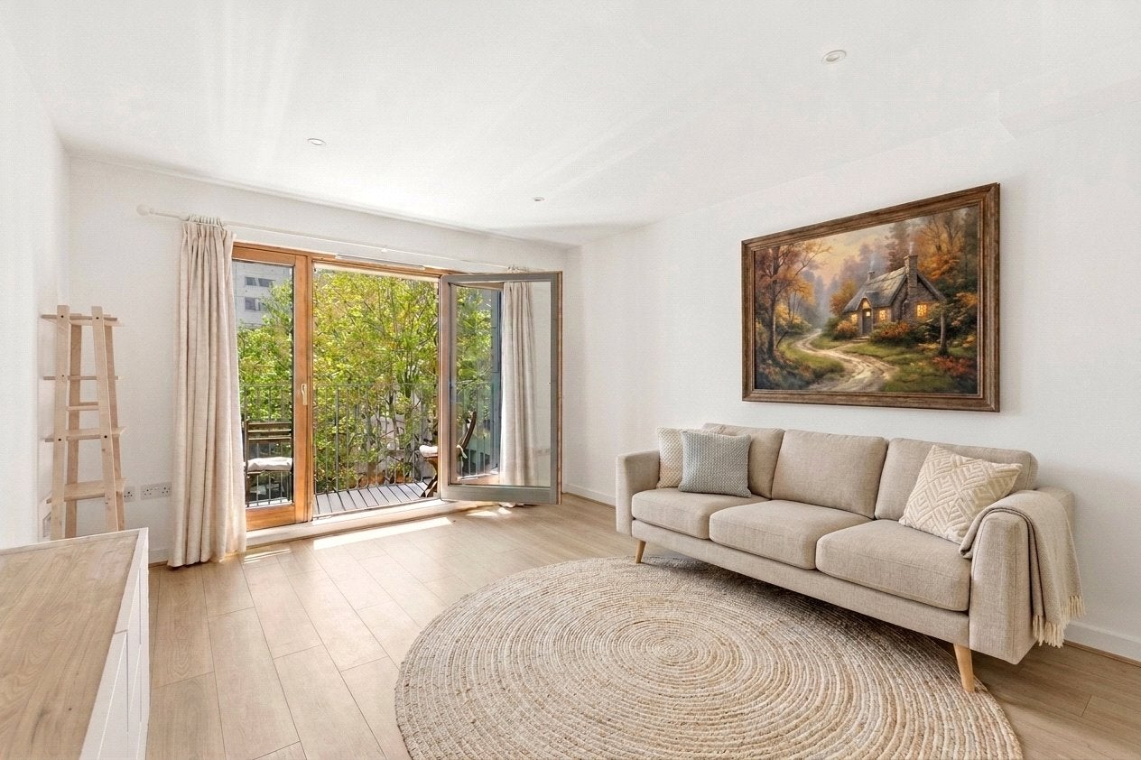 Flat Kingsland Road in Greater London