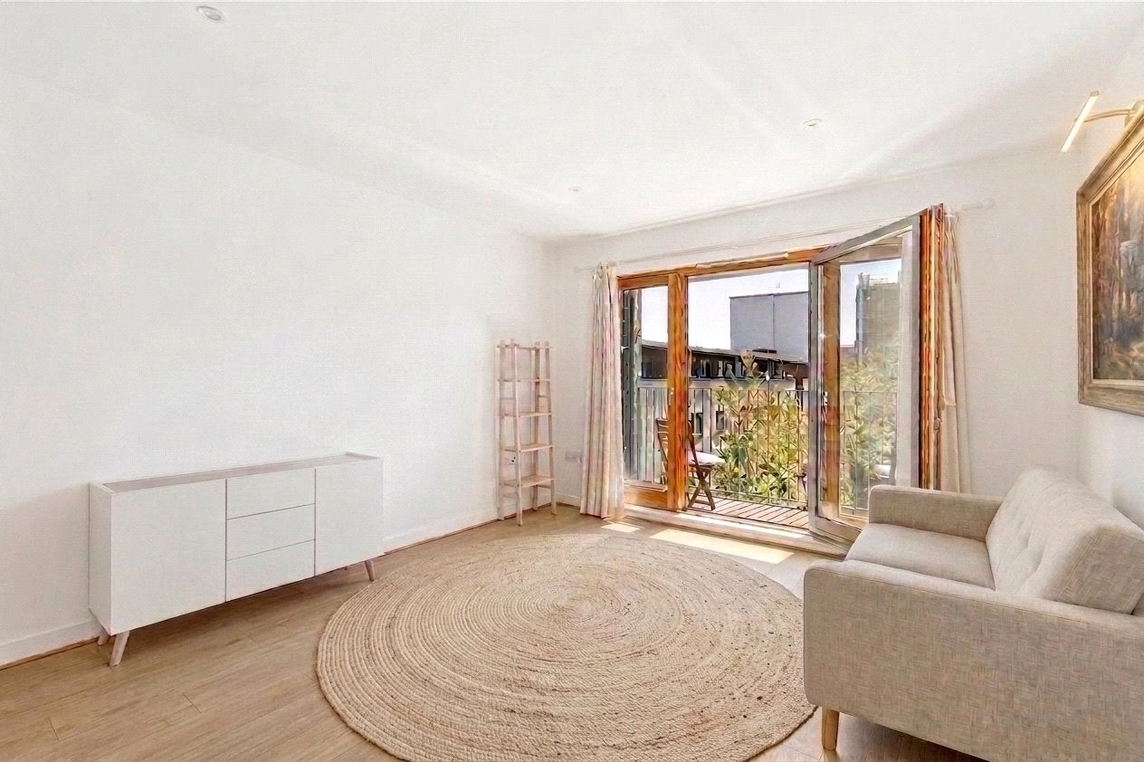 Flat Kingsland Road in Greater London