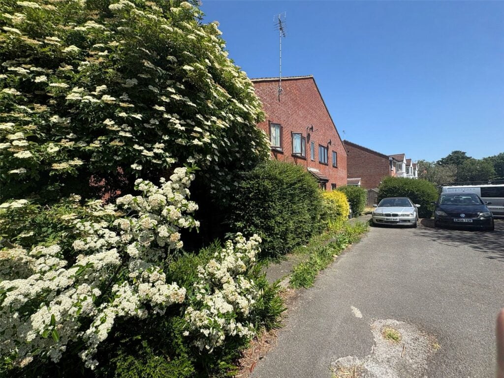 House Moore Close in Guildford