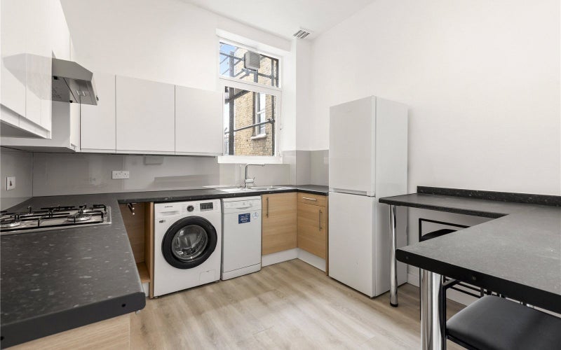 Flat Balham Hill in Greater London