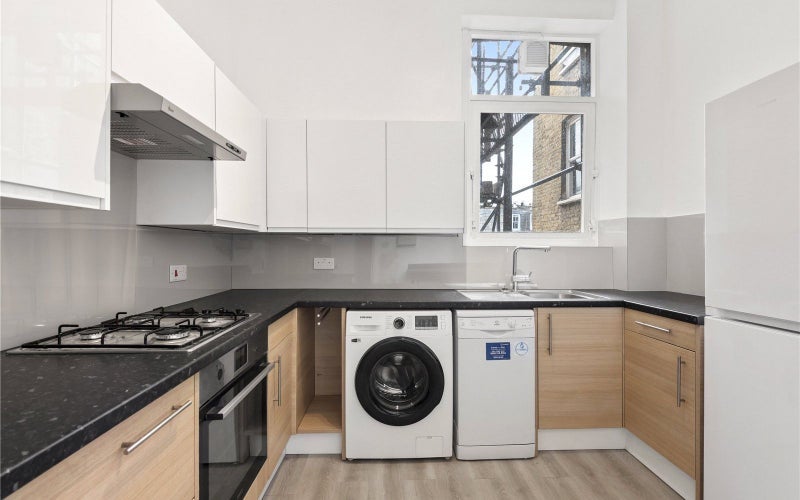 Flat Balham Hill in Greater London