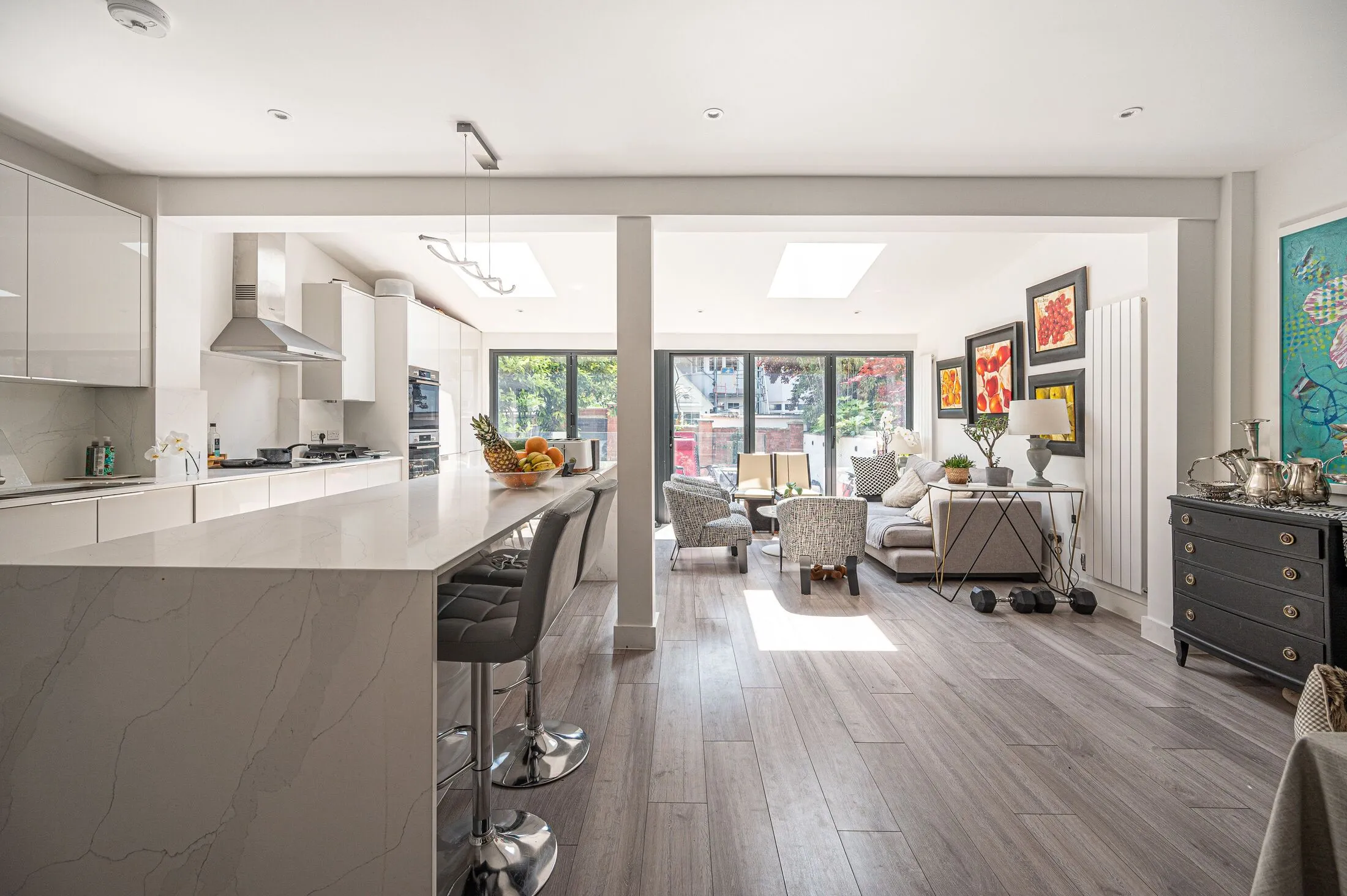 House Dingwall Gardens in Greater London
