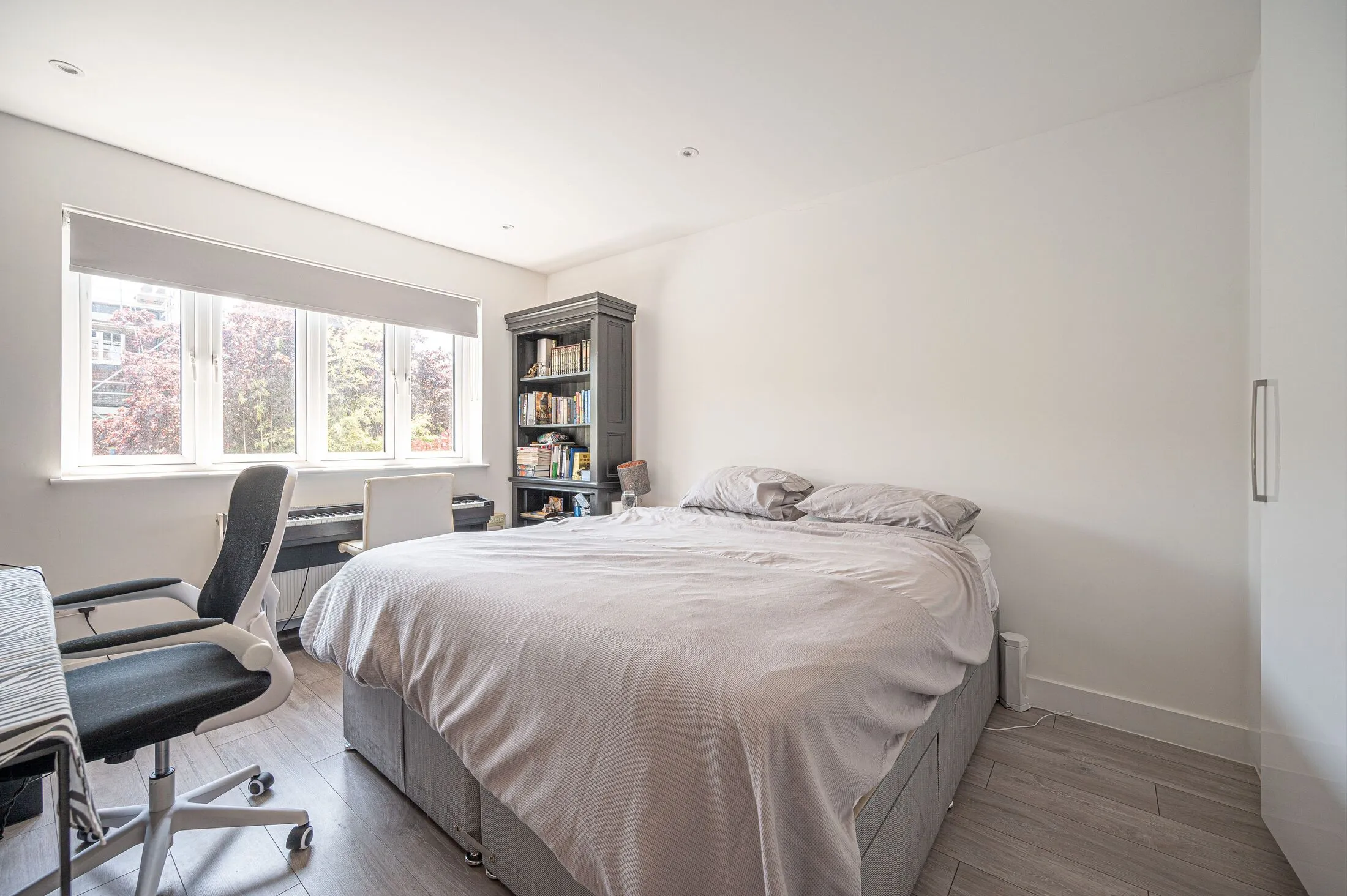 House Dingwall Gardens in Greater London