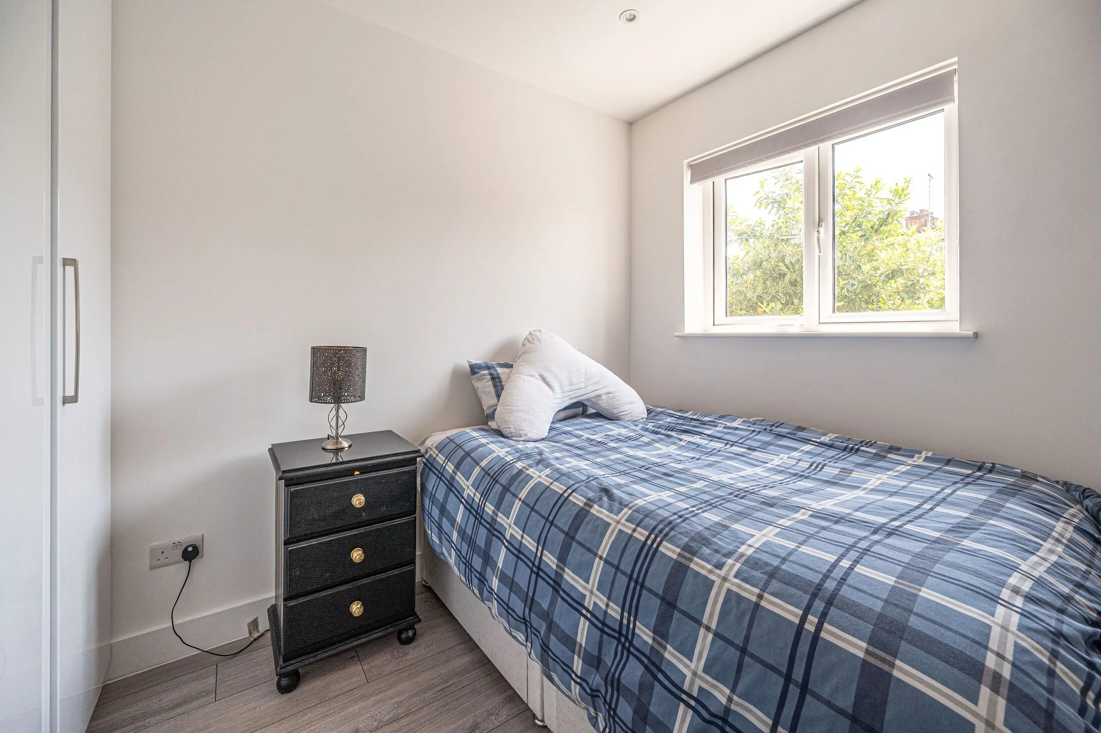 House Dingwall Gardens in Greater London