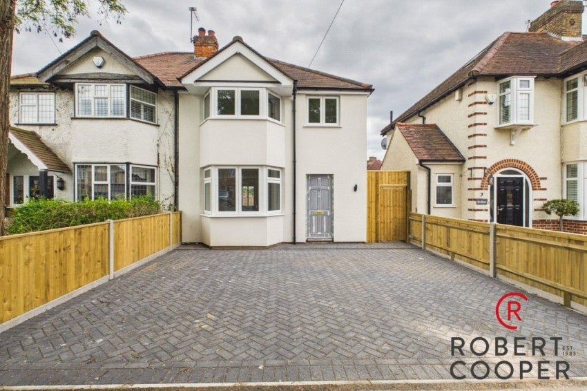 House The Fairway in Greater London