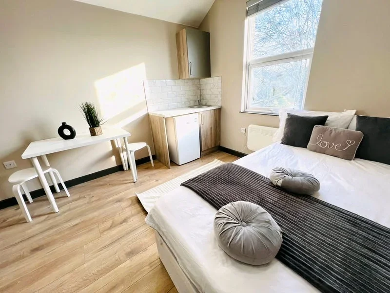 Room Queens Road in Greater London