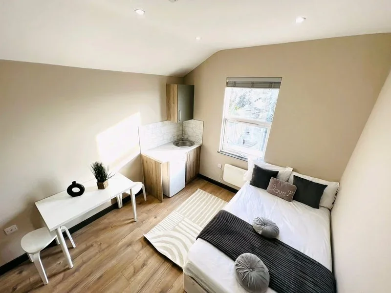 Room Queens Road in Greater London