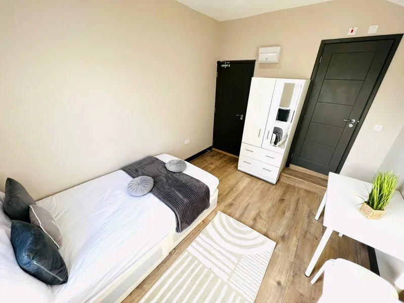 Room Queens Road in Greater London